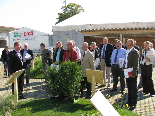 Informiert sich ber den Stand des Aufbaues auf dem Cannstatter Wasen: LBV-Prsident Joachim Rukwied (4. von rechts) nach der Erffnungs-Pressekonferenz zum Landwirtschaftlichen Hauptfest am 23. September 2010