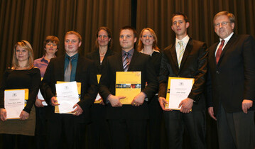 Eine Auszeichnung als beste Meisterinnen/Meister ihres Jahrgangs erhielten (v. l.) Verena Maria Schoder, Aichstetten; Petra Maucher, Baindt; Daniel Seitzer, Iggingen; Barbara Sonner, Bollschweil; Johannes Wick, Bad Krozingen; Elisabeth Wiltafsky, Gomadingen; Stefan Schnepf, Gemmrigheim. Im Bild mit Regierungsprsident Hermann Strampfer (r.).
