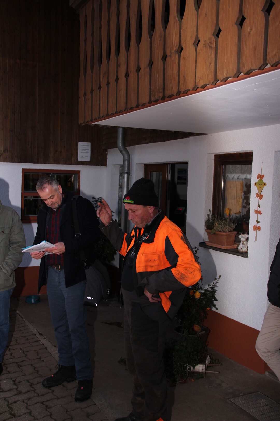 Betriebsleiter Herrmann erklrt sein Stallkonzept.
