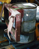 Mit diesem ca. 500 kg schweren Frontladergewicht wurden neue Zaunpfähle für die Pferdekoppel in den Boden gedrückt. Das Frontladergewicht löste sich aus der Frontladeraufnahme und fiel auf die Verletzte