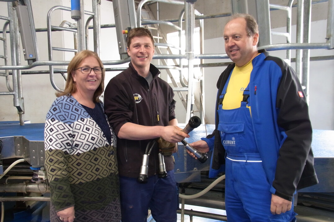   Wir wrden wieder ein Melkkarussell kaufen, sind Petra und David Mayer von den Vorzgen ihres Innenmelkers mit seinen 36 Melkpltzen berzeugt. Volker Clement, Geschftsfhrer der Melktechnik Sd GmbH, hat das Karussell des Herstellers Boumatic mit seinem Team auf dem Betrieb der Familie eingebaut.