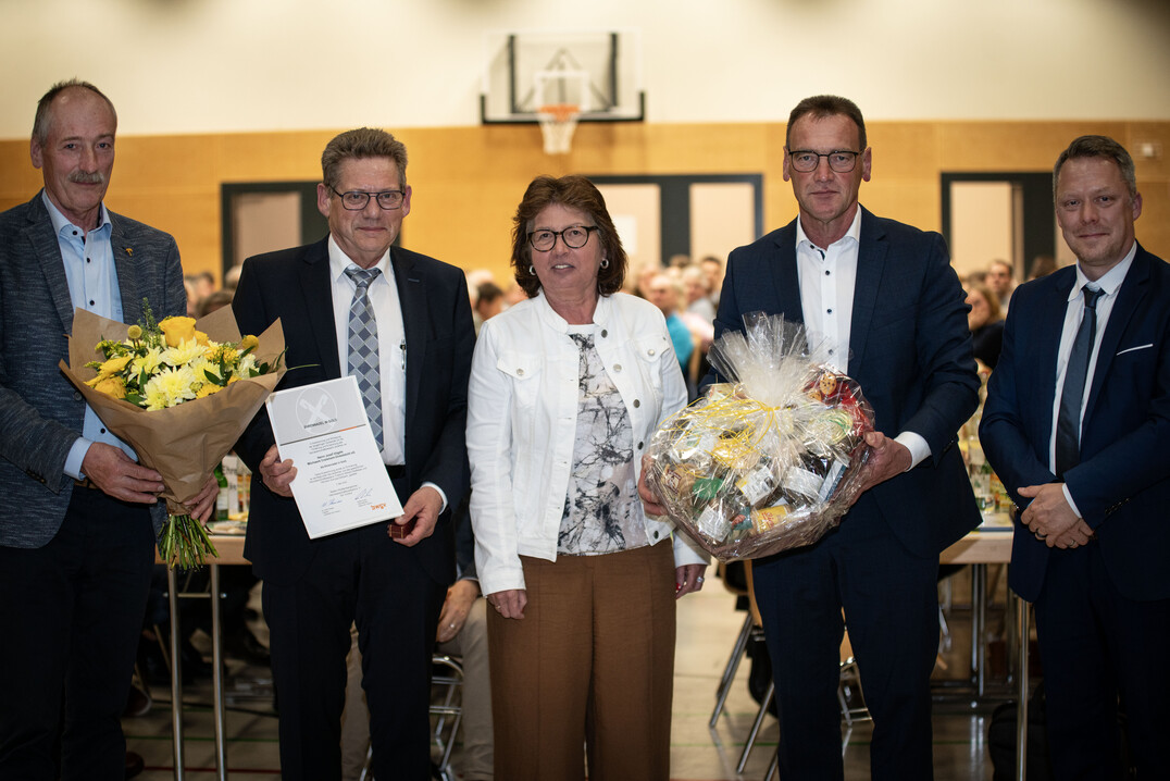 v.L. Gerhard Bullinger, Vorsitzender des Aufsichtsrates, der geehrte Geschäftsführer Josef Vögele mit Ehefrau Irmina Vögele, der Vorsitzende des Vorstands, Gerd Moser und Patrick Schmälzle, Prüfer beim Baden-Württembergischen Genossenschaftsverband. <br>