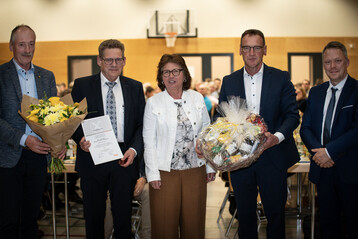 v.L. Gerhard Bullinger, Vorsitzender des Aufsichtsrates, der geehrte Geschftsfhrer Josef Vgele mit Ehefrau Irmina Vgele, der Vorsitzende des Vorstands, Gerd Moser und Patrick Schmlzle, Prfer beim Baden-Wrttembergischen Genossenschaftsverband.  <br>