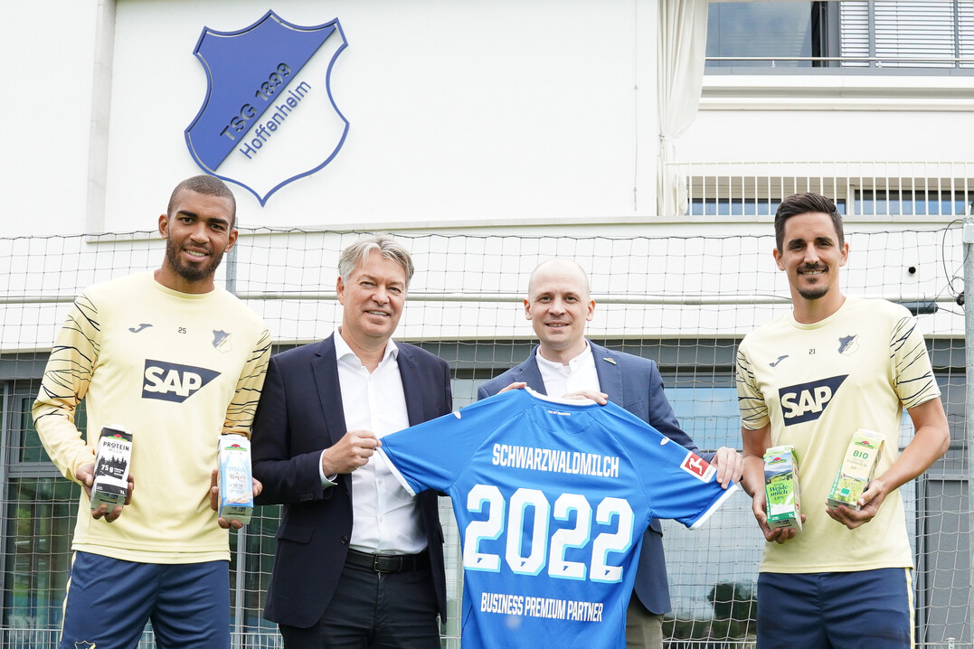 Schwarzwaldmilch sponsert, v.l.: Kevin Akpoguma, Spieler TSG Hoffenheim, Denni Strich, Geschäftsführer TSG Hoffenheim, Moritz Collmar, Marketingleiter Schwarzwaldmilch und Benjamin Hübner, Spieler TSG Hoffenheim.