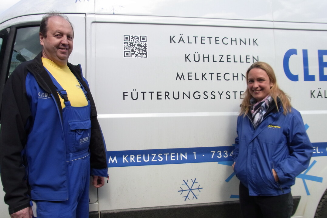   Volker Clement, Geschftsfhrer der Melktechnik Sd GmbH in Amstetten (Alb-Donau-Kreis) und Vertriebspartner der Melktechnikhersteller Dairy Master und Boumatic, sowie Desiree Koldehoff, Marketing Development-Managerin bei dem irischen Melktechnikhersteller Dairymaster und zustndig fr den Vertrieb in Deutschland, haben Michael und Kerstin Heinzler bei der Wahl ihres neuen Gruppenmelkstandes beraten.