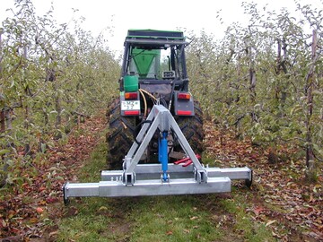 Das Agricom-Gert beim beidseitigen Vertikalschnitt mit jeweils 50 cm langen Messern.