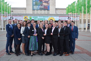 Die Teilnehmer des diesjhrigen TOP Kurs hatten in Berlin
einen vollen Terminkalender: In dieser Woche fand die Internationale Grne Woche in Berlin (IGW) statt und mehrere Diskussionsrunden mit
Verbandsvertretern der Agrar- und Ernhrungsbranche wurden gefhrt.