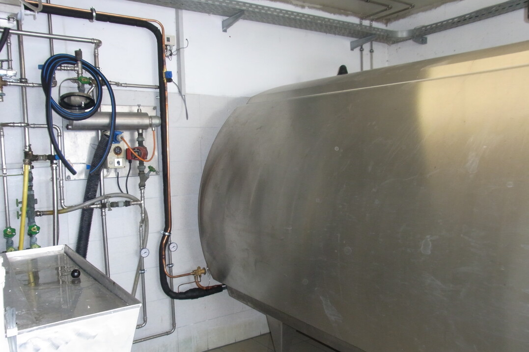   Die gemolkene Milch wird mit einem Plattenwrmetauscher gekhlt. Das hierfr erwrmte Wasser wird spter fr die Reinigung des Melkstandes genutzt.