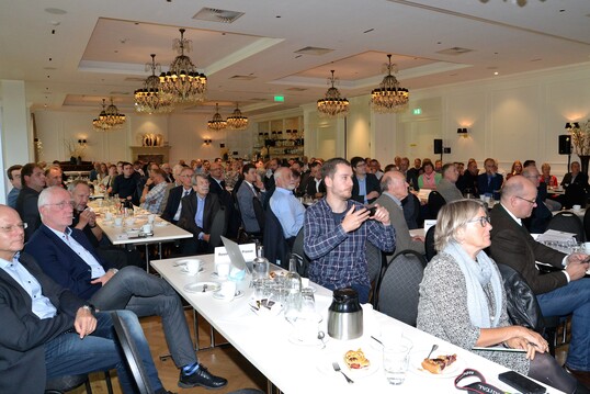 Ein Bild, das schon fast ungewohnt ist: Bei der Mitgliederversammlung im niederschsischen 
Dtlingen gab es wieder die Mglichkeit zum persnlichen Austausch.