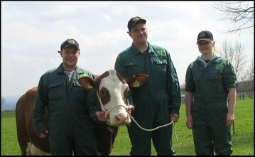 Die Sieger im Landesmelkwettbewerb: (v. l.) 3. Platz: Fabian Deubler; 1. Platz: Stefan Hartmann und 2. Platz: Stefanie Seitzer.