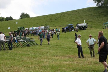 Auf dem Betrieb von Harald Reinbold wurden verschiedene Glletechniken vorgefhrt. 