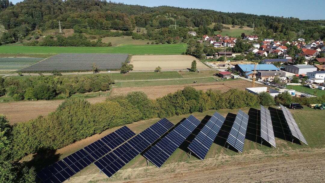 In Liggeringen versteckt sich das Kollektorfeld hinter einer Baumreihe. Es liefert im Jahresverlauf 20 Prozent der Wärme und übernimmt im Sommer die Versorgung des Dorfes komplett.