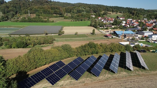 In Liggeringen versteckt sich das Kollektorfeld hinter einer Baumreihe. Es liefert im Jahresverlauf 20 Prozent der Wrme und bernimmt im Sommer die Versorgung des Dorfes komplett.