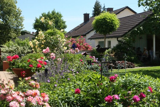 Gartenfreuden pur angesichts der bunten Vielfalt blhender Stauden.
