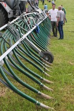 Gülleausbringung mit Schleppschuhen: Ab 2025 ist auf Grünland die streifenförmige, bodennahe Ausbringung vorgeschrieben.