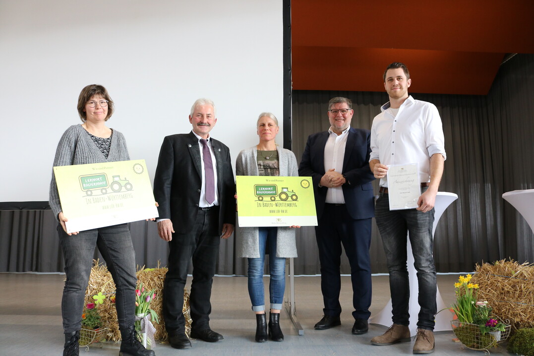 Ehrungen und Hof-Schildbergabe: Fr die Landesaktion Glserne Produktion 2022 zeichnete Landrat Dr. Ulrich Fiedler drei neue Lernort-Bauernhofbetriebe aus und berbrachte die neuen Hofschilder fr Lukas Mnch aus Hochberg (rechts), Carmen Mck (links) vom Albwiesenhof in  Sonnenbhl sowie fr Hanna Neuscheler (Mitte) vom Schnbuchhof aus Walddorfhslach. (Nicht auf dem Bild sind Daniel und Sabine Birkmayer, Achtalrind Zwiefalten-Baach)