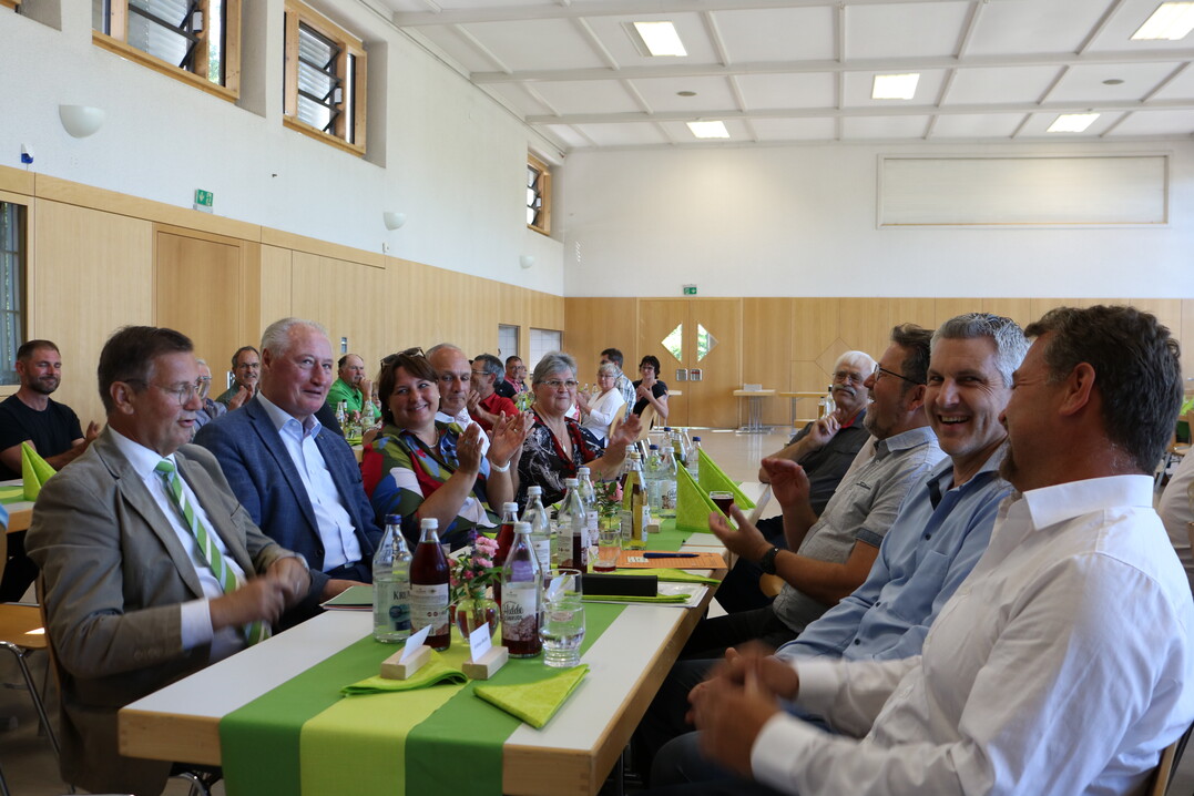 Gute Stimmung unter den geladenen Gsten. Unter den Ehrengsten befanden sich die Abgeordneten August Schuler (MdL); Axel Mller (MdB), Isabelle Kling, Ministerialrtin fr die Abteilung Markt und Ernhrung; Iris Steger, Leiterin des Dezernates fr Kreisentwicklung, Wirtschaft und lndlichen Raum im Landratsamt Ravensburg; Mirjam Albrecht, stellvertretende Amtsleiterin vom Landwirtschaftsamt im Bodenseekreis sowie der langjhrige Obstbauberater Erwin Mozer. Im Orga-Team mit dabei waren Klaus Fissler und Brigitte Steinwender vom Nordwrttemergischen Verband.