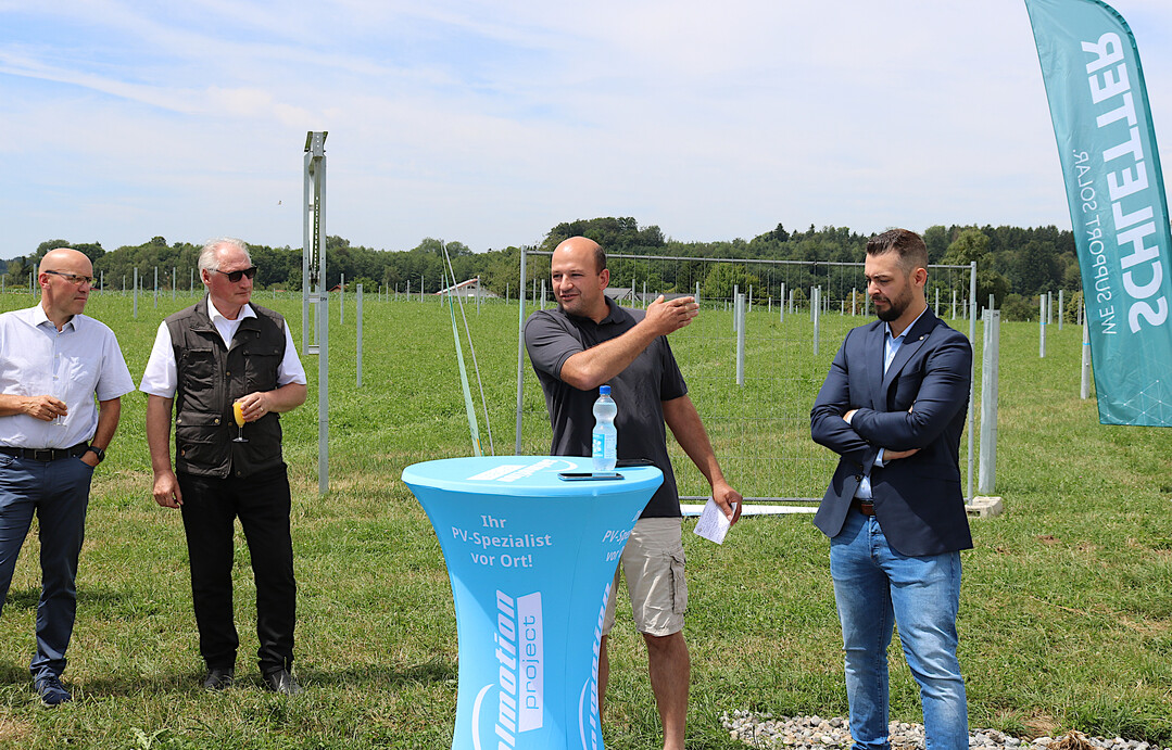 Landwirt Serverin Batzill bedankte sich beim Gemeinderat, beim Rathaus-Team und bei allen Projektpartnern fr die Untersttzung, das Projekt auf den Weg zubringen. Im Anschluss erluterte Solmotion Geschftsfhrer Michael Keil (r.) die Besonderheiten dieses Agri-PV Projekts.