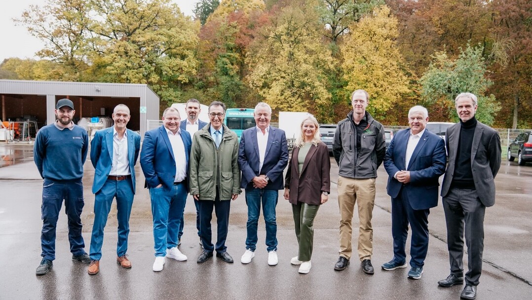 Bundeslandwirtschaftsminister Cem zdemir zu Besuch bei Maschinenbauer Lehner in Westerstetten: (v.l.n.r) Sebastian Widmannott, Matthias Grnzer, Thomas Renz, Ralf Hbner, Bundesminster Cem zdemir, Helmut Lehner, Anja Lehner, Christoph Miller, Hermann Frber MdB und Dr. Beerbaum BMEL. 