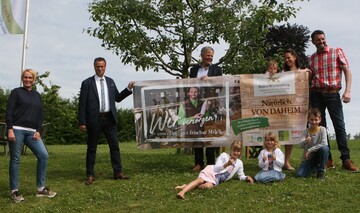 Vorort-Termin auf dem Hofgut Schleinsee: Marc Ghrer (r.) beim Start der Kampagne mit seiner Familie, Ingrid Martin vom Maschinering Tettnang (v. l), Landwirtschaftsminister Peter Hauk und LBV-Vizeprsident Gerhard Glaser.