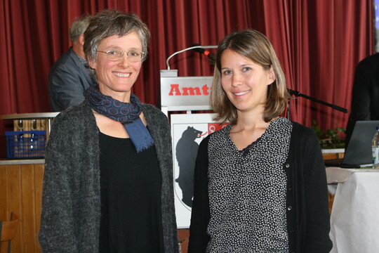 Sabine Sommer (l.) und Carolina Wackerhagen von der Bodensee-Stiftung berichteten ber das Projekt AgriAdapt. Dieses soll landwirtschaftlichen Betrieben Hinweise geben, wie sie sich nachhaltig an den Klimawandel anpassen knnen. 