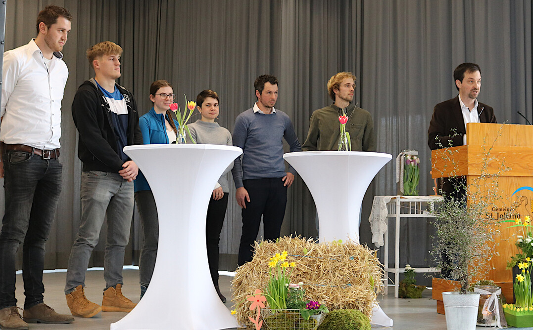 Lebhafte Diskussionsrunde mit (v.l.): Lukas Mnch, Jonas Weiss, Elisabeth Kckert, Melanie Sautter-Bazlen, Andreas Kloker, Jakob Klein und Professor Matthias Kussin. ber das Projekt Zukunftsbauer mchte man die Kommunikation auf jedem einzelnen Hof anschieben bis hinein in alle Ebenen der Verbandsarbeit. Damit soll der Verjngungsprozess in der Branche angeschoben werden.