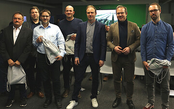 Aufbruchstimmung herrschte auf dem Fotovoltaik-Infoabend in Leutkirch: (v.l.): Hubert Bernhard, Landwirt aus Kressbronn mit einer Agri-PV-Anlage in seiner Obstanlage; Gabriel Frittrang, Manager bei der Solmotion Project GmbH aus Ravensburg; Michael Maucher von der Energieagentur Ravensburg; Severin Batzill, Milchviehhalter und knftiger Betreiber mehrerer Agri-PV-Anlagen; Franz Schnberger, Bauernverband Allgu-Oberschwaben; Raimund Haser (MdL) und Jens Hberle, Vorstand Battr-Energy AG.