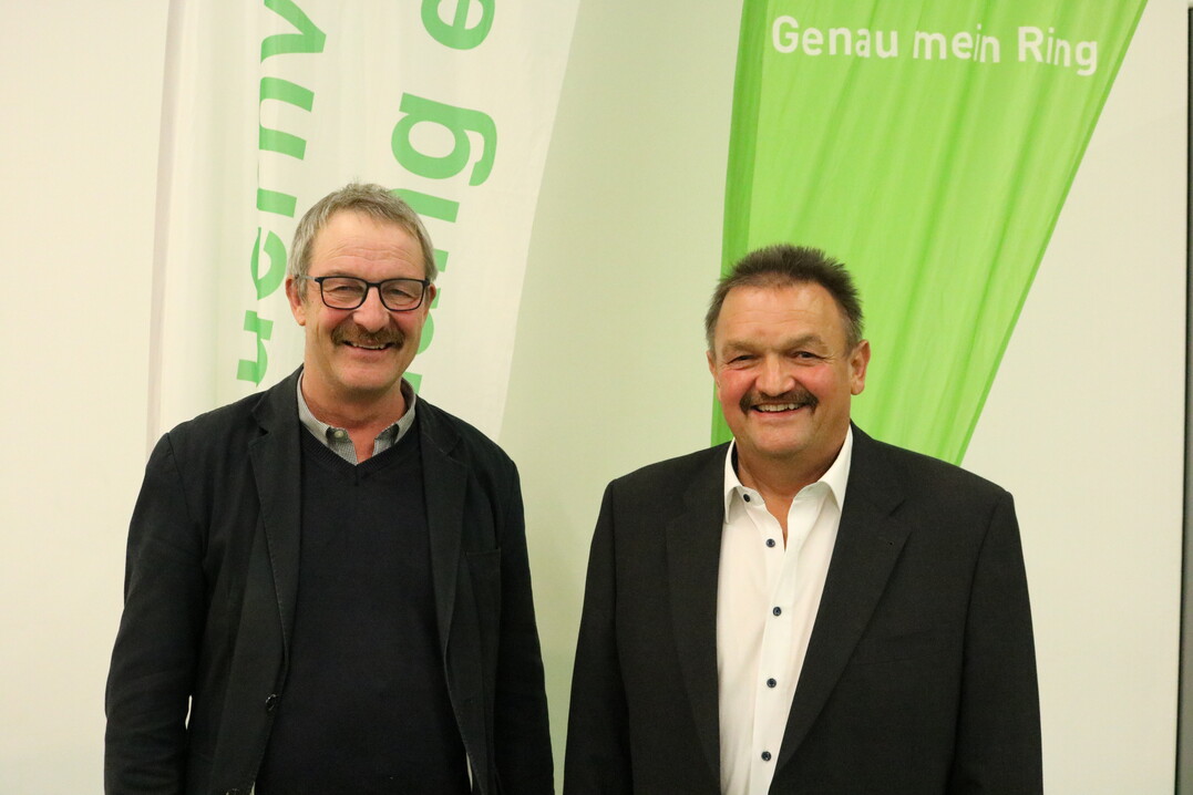 Freuen sich ber die gute Zusammenarbeit: Der Tettnanger KBV-Vorsitzende Dieter Mainberger (links) und Hubert Bernhard, Vorsitzender des Maschinenrings Tettnang.