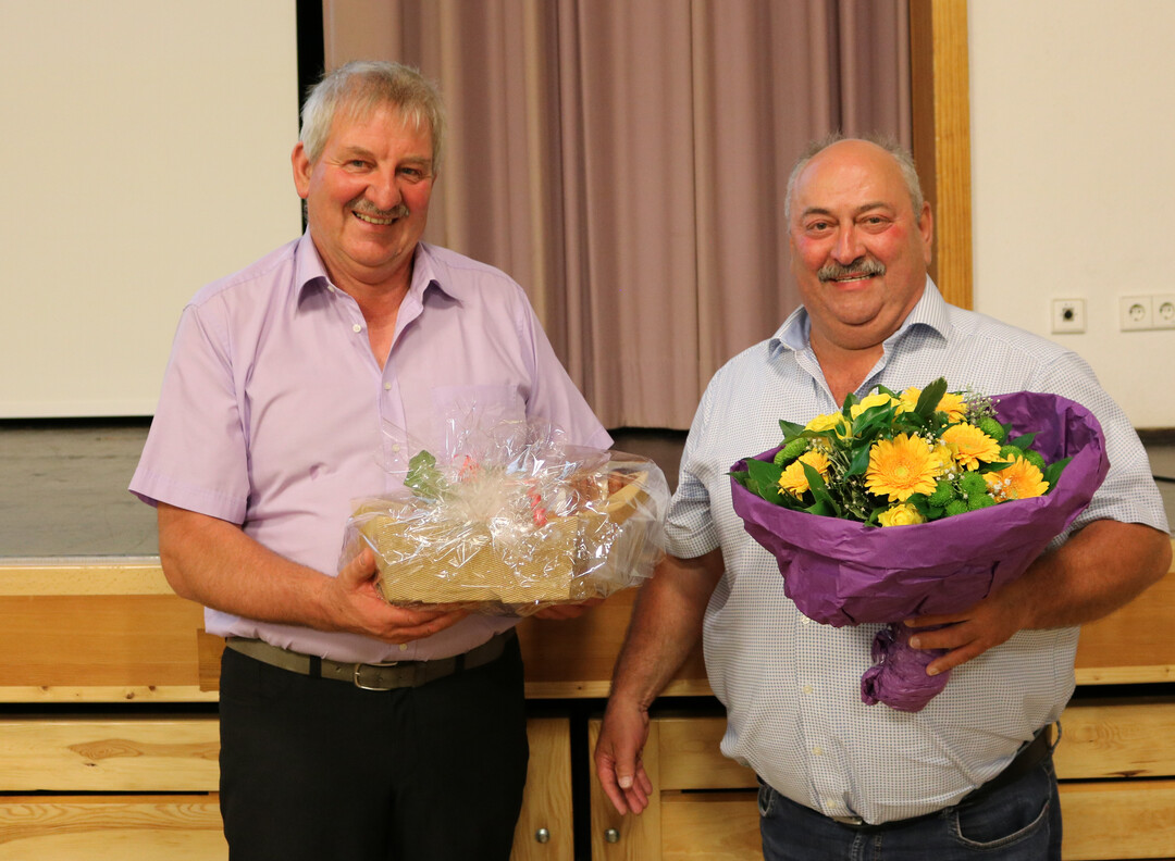 Ehrungen mit Geschenkekorb und Blumen: Der Vorsitzende Walter Bauer (links) bedankte sich im Namen aller Mitglieder bei Erwin Bssler fr sein jahrzehntelanges Engagement im Aufsichtsrat.