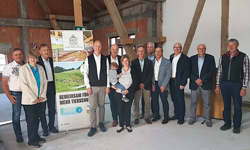Gute Stimmung auf der Jubilumsfeier in Untermarchtal, mit dabei waren neben den Mitgliedsbetrieben und den beiden Hauptrednern, Jrgen Mder (5. v. l. ) und Dr. Elke Deininger (2.v. l.), die Vertreter von Edeka Sdwest, Vorsitzende und Geschftsfhrer der Erzeugergemeinschaften sowie Inhaber und Geschftsfhrer von Ulmer Fleisch. 