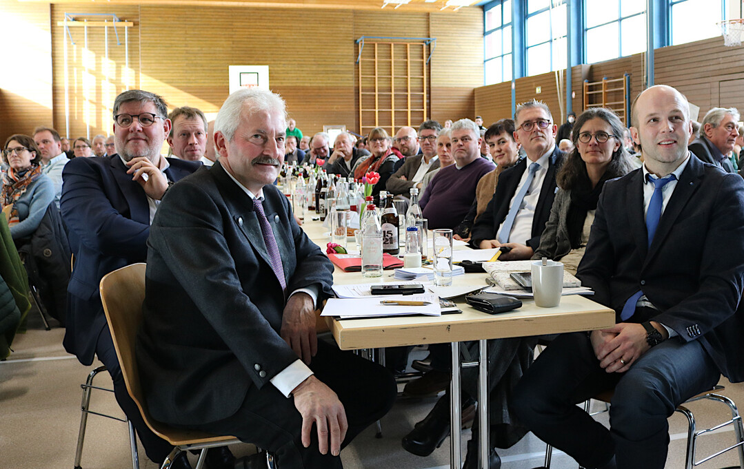 Volle Halle bei der Lichtmesstagung vom KBV Reutlingen am 1. Februar in Wrtingen. Das Bild zeigt vorne den Vorsitzenden Gebhard Aierstock (2.v.l) und Geschftsfhrer Thomas Pfeifle (rechts), dahinter Landrat Dr. Ulrich Fiedler (links), Michael Donth MdB CDU (3.v.r.) sowie Elke Weidinger (2.v.r.), Leiterin des Landwirtschaftsamts Mnsingen.