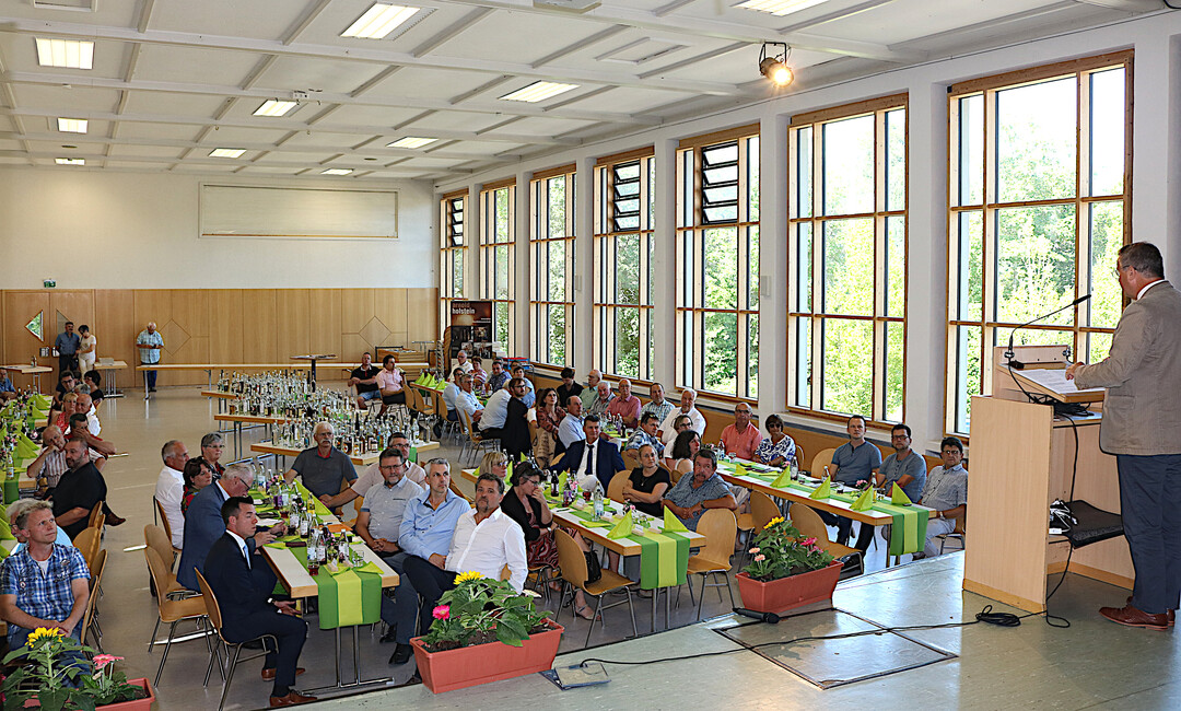 "Im Land werden ganz besondere Obstbrände und Destillate erzeugt. Die Qualität und die Vielfalt der Produkte sind beeindruckend. Glückwunsch und Respekt für diese Leistung", meinte Agrarminister Peter Hauk bei seiner Festrede in Bodnegg.