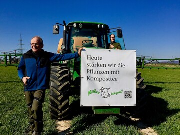 Die Landwirte Rainer und Andreas Müller vom Stiftgrundhof bei Backnang beim Düngen ihrer Ackerflächen mit Kräutersud/Komposttee