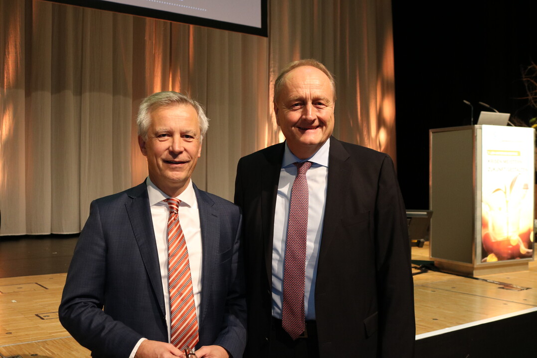 Schirmherr und Gastgeber des 7. LBV-Unternehmertags, Bauernprsident Joachim Rukwied, mit Dr. Moritz Kraemer (li.) von der Landesbank Baden-Wrttemberg (LBBW). "Die Unternehmerschaft schaut derzeit nicht so positiv in die Zukunft", erluterte der Chefvolkswirt im Erffnungsvortrag die allgemeine Lage in der Wirtschaft. Im verarbeitendem Gewerbe seien die Auftragseingnge schwach, der Baubereich sei schwer getroffen und vor allem die energieintensiven Firmen stnden unter Druck.