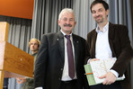 Als Dankeschön für den Gastvortrag gab es für den Hauptredner Matthias Kussin ein Buch über die Schwäbische Alb, überreicht von Gebhard Aierstock (l.).