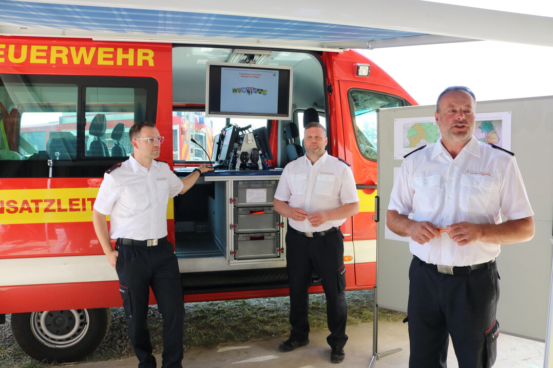 Die Wasserversorgung auf dem Hof, um einen Brand zu lschen, Brandursachen und vieles mehr stellten Christoph Bock (rechts), Kommandant der Feuerwehr Wangen und Thomas Fischer (Mitte), Abteilungskollege in Leupolz sowie Bene Locher, Mitglied im Fhrungsteam, vor. Das Einsatzgebiet der Feuerwehr Wangen betrgt 100 Quadratkilometer, es ist verteilt auf sieben Abteilungen in der Flche, mit insgesamt 300 Einsatzkrften. Pro Jahr gibt es 300 bis 350 Einstze. Nach Eingang eines Notrufs muss das erste Lschfahrzeug in sptestens 10 Minuten am Einsatzort sein, erluterte Bock die gesetzlichen Vorgaben. Landwirtschaftliche Betriebe, oft abgelegene Eindachhfe, manchmal auch schwer zugnglich und die ber die Jahre immer mehr erweitert wurden, seien eine besondere Herausforderung fr die Feuerwehr.
Bock freute sich, dass viele Landwirte in der Feuerwehr sind, wie auch Betriebsleiter Jakob Sigg. Er findet es gut, wenn sich Betriebe fr bungen bereithalten.