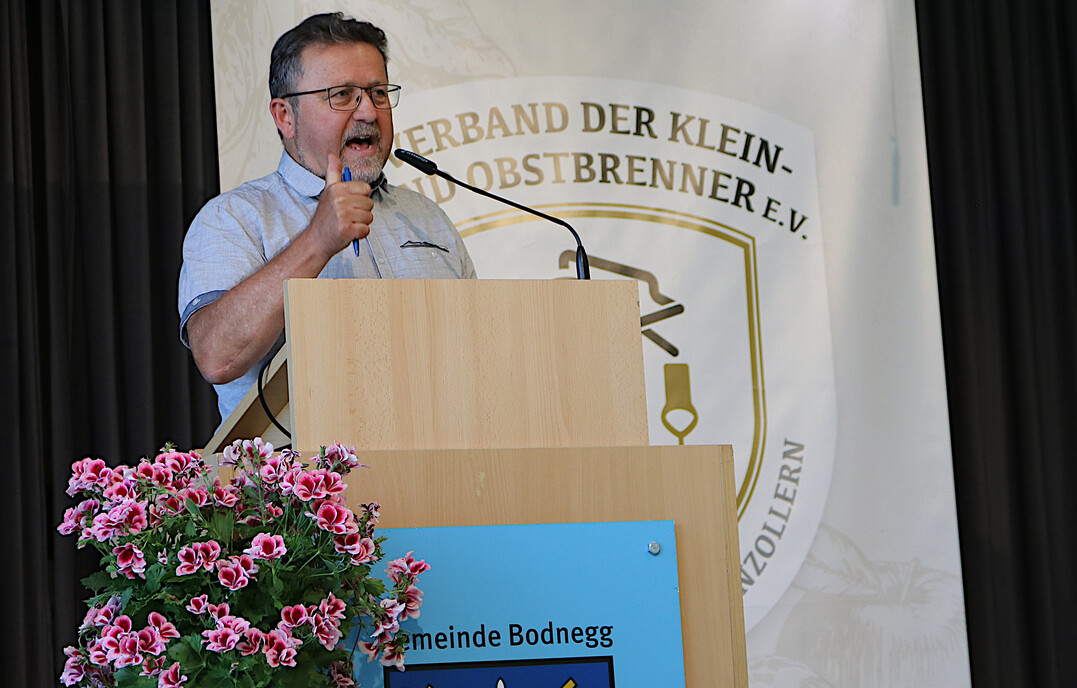 Qualifizierungsmanahmen gewinnen immer mehr an Bedeutung. Nutzen Sie diese Mglichkeiten zur Sicherung Ihrer betrieblichen Zukunft. Mobilisieren Sie Ihren eigenen Berufsnachwuchs,"  appellierte Helmut Lehmann, Bildungsreferent beim Regierungsprsidium Freiburg, der dort fr die Brenner- und die Meisterausbildung zustndig ist.