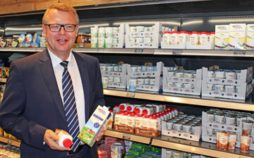 Martin Boschet, geschftsfhrender Vorstand der Hohenloher Molkerei, erklrt das Sortiment im Molkerei eigenen Laden, dem Hofgut-Markt. 