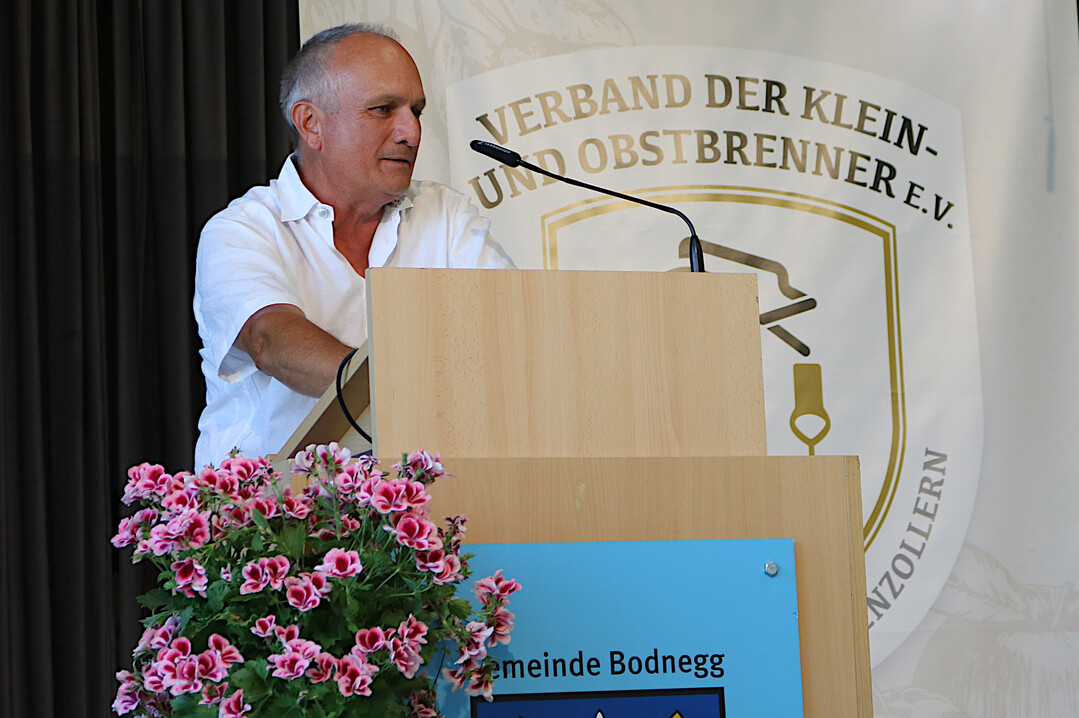 Gerald Erdrich, Geschftsfhrer beim Bundesverband der Deutschen Klein- und Obstbrenner e. V. versprach: "Wir werden fr Ihre Zukunft weiterkmpfen. Wir werden nicht lockerlassen."
