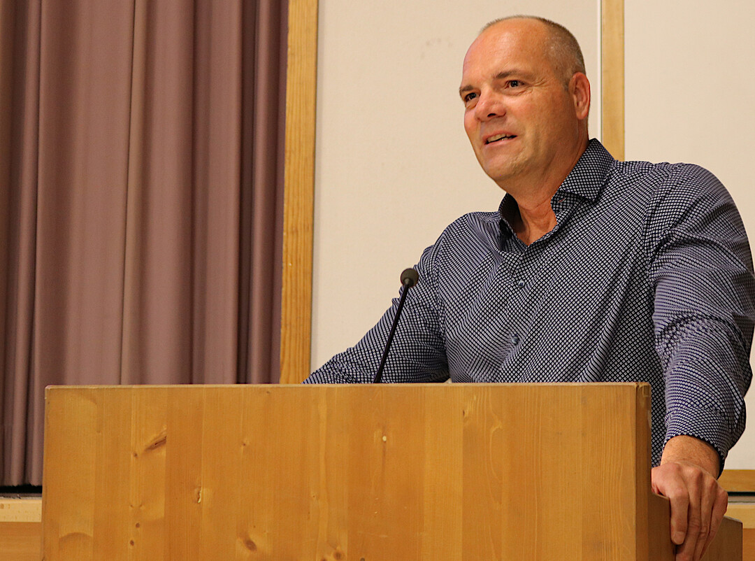 Die Unternehmensgruppe Theo Mller (UTM) hat weltweit ber 32.000 Mitarbeiter und 8,8 Mrd. Euro Umsatz mit 17 Produktionssttten sowie Geschftsbeziehungen in ber 70 Lnder, berichtete Stefan Weiberg, Leiter Milcheinkauf bei UTM, auf der Generalversammlung der MEG Sdwest eG.