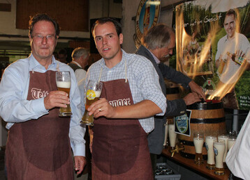 Es ist angezapft: Bierfan Klaus Kinkel (l.) und Fritz Tauscher, Chef der Tettnanger Kronenbrauerei, freuten sich nach dem gelungenen Anstich auf ihr See-Weizen. Im Hintergrund drehen auch die weiteren acht Brauereien der Initiative Brauer mit Leib und Seele ihre Zapfhhne fr die ber 200 Gste auf. So lieen sich neun leckere Weizenbiere parallel verkosten. 