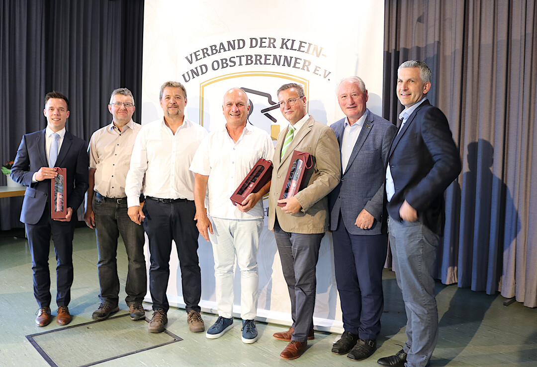 Der Vorsitzende Andreas Metzler (3.v.l) und die stellvertretenden Vorsitzenden Joachim Drr (rechts) und Hermann Stoppel-Heumesser (2.v.l.) mit den Ehrengsten: Brgermeister von Bodnegg, Patrick Sndgen (links); Gerald Erdrich, Geschftsfhrer beim Bundesverband der Deutschen Klein- und Obstbrenner e. V. (Mitte); Agrarminister Peter Hauk und August Schuler, (MdL,CDU).
