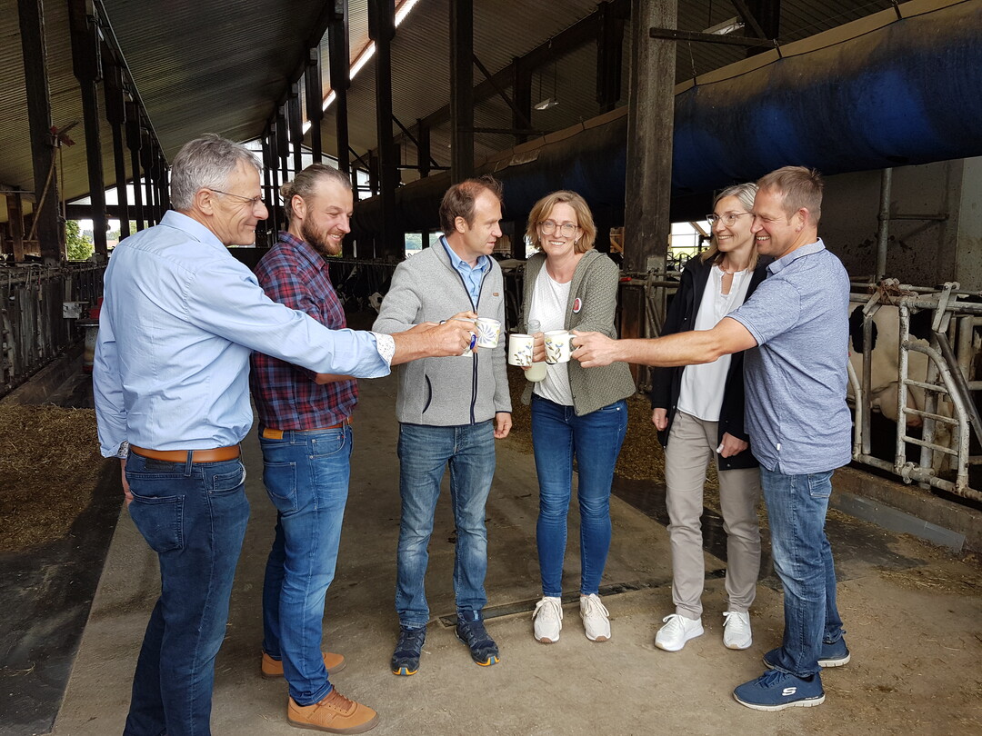 Ein Hoch auf die Milch: (v.l.) LBV-Vizepräsident Gerhard Glaser, Christoph Stauber, Franz Schönberger und Roswitha Geyer-Fäßler vom Bauernverband Allgäu-Oberschwaben sowie die Gastfamilie Karin und Edgar Müller aus Waldburg-Edensbach.