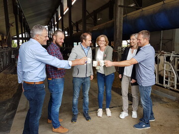Ein Hoch auf die Milch: (v.l.) LBV-Vizeprsident Gerhard Glaser, Christoph Stauber, Franz Schnberger und Roswitha Geyer-Fler vom Bauernverband Allgu-Oberschwaben sowie die Gastfamilie Karin und Edgar Mller aus Waldburg-Edensbach.