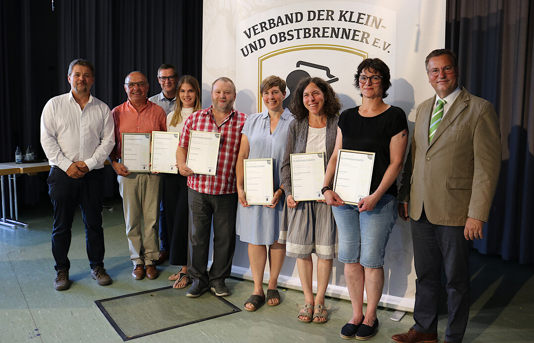 Die Sortensieger: Einen Sonderpreis frs beste Produkt in der jeweiligen Kategorie berreichten der Vorsitzende Andreas Metzler (links) und Agrarminister Peter Hauk (rechts) an (v.l.) Alfons Fessler, Wolpertswende; Reiner Gaub, Mssingen; Laura Berhalter, Gasthof Brennerei zum Forst, Kressbronn; Gerhard Wssner, Aichhalden; Michaela Kaltsamis, Brennerei Schaal, Reutlingen; Petra Strodel, Argenbhl; Carmen Mller, Bodnegg und Martin Heinrich, Neukirch (nicht auf dem Bild.)