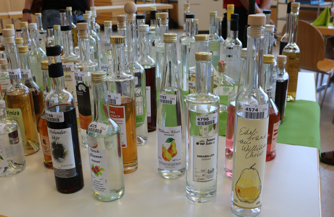 Best Spirits: Jede Menge fruchtige Aromen sind in den verschiedenen Obstbrnden versteckt und warten darauf, entdeckt zu werden. Zur Prmierung eingereicht wurden dieses Jahr 1365 Proben, 324 davon aus Sd-Wrttemberg Hohenzollern von 56 Teilnehmern. Es gab 60 Gold-, 158 Silber- und 62 Bronzemedaillen.