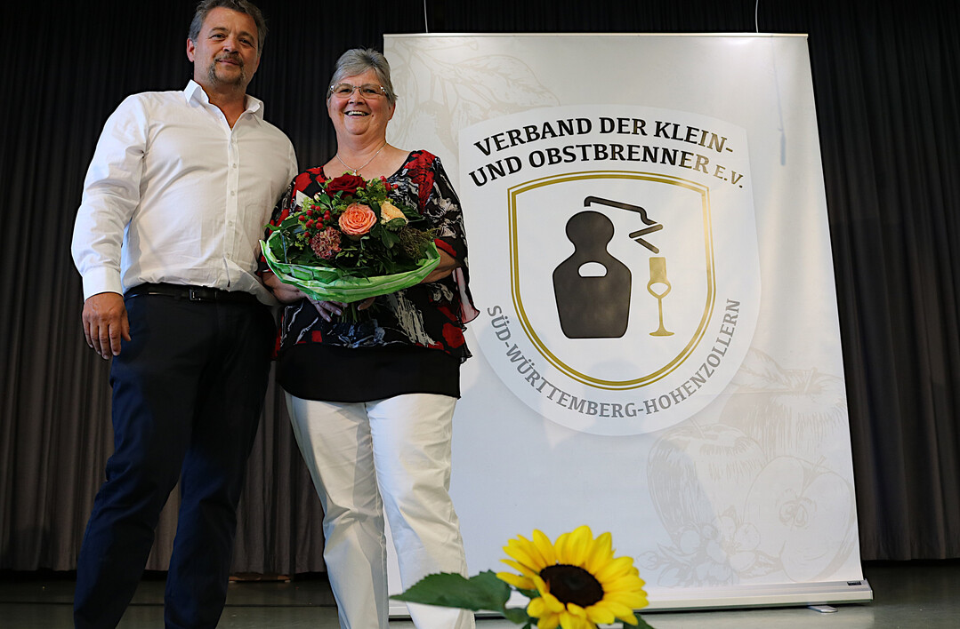 Blumen fr die Ehrenvorsitzende Claudia Metzler.