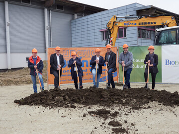 Spatenstich fr das neue Logistikzentrum in Mnsingen (v.l.): Daniel Brndle, Geschftsfhrer Ludwig Brndle Hoch- und Tiefbau GmbH & Co. KG; Willi Baier, Kreissparkasse Reutlingen; Mike Mnzing, Brgermeister Stadt Mnsingen; Frank Volk, Geschftsfhrer Biofa GmbH; Daniel Zingg, CEO Andermatt Group AG; Ralf Hintz, Logistikleiter Biofa GmbH und Alice Botzian, Architekturbro Kilian + Partner PartGmbH.
