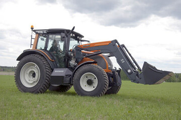 Der Biogas-Valtra kann mit seinem Gastank etwa drei bis vier Stunden im Gasbetrieb laufen.