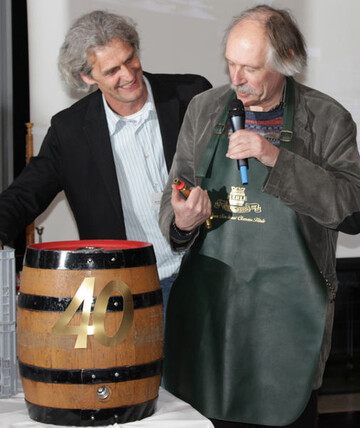 Ein starkes Team: Berthold Weber (l.), Bioland-Vorsitzender und Gottfried Hrle, Chef der Clemens Hrle Brauerei, Leutkirch, beim Fassanstich.